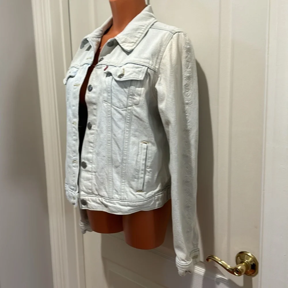 LEVI’S Bleached Denim Trucker Jacket Embroidered Sleeves Y XL Fits S Small Adult